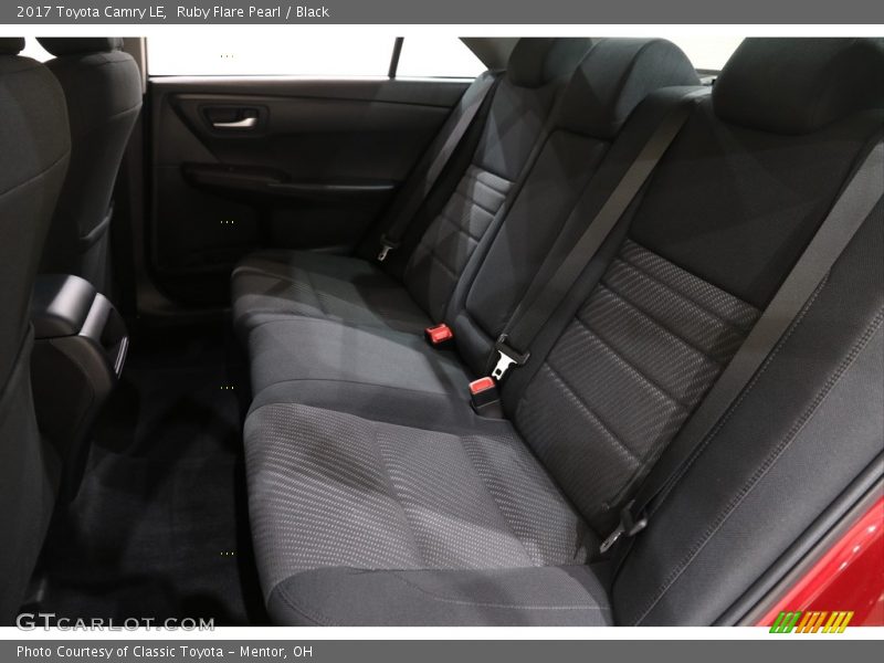 Ruby Flare Pearl / Black 2017 Toyota Camry LE