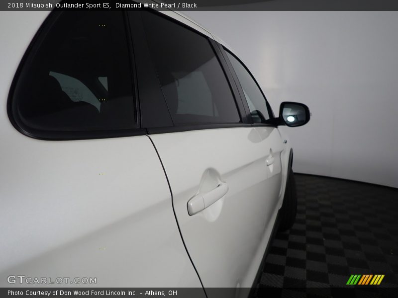 Diamond White Pearl / Black 2018 Mitsubishi Outlander Sport ES