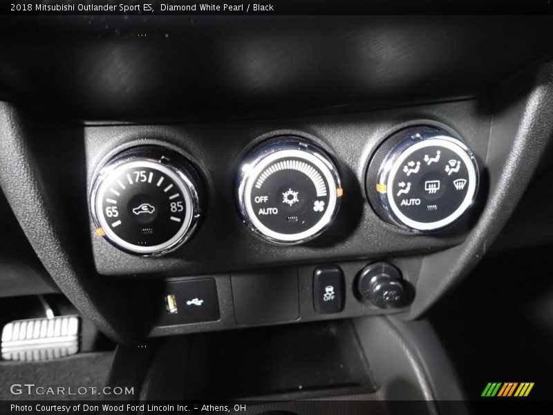 Diamond White Pearl / Black 2018 Mitsubishi Outlander Sport ES