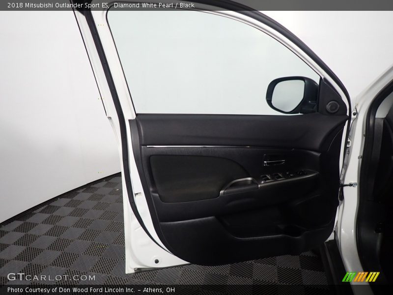 Diamond White Pearl / Black 2018 Mitsubishi Outlander Sport ES