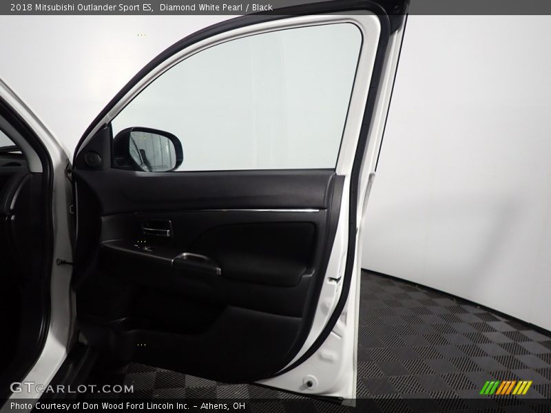 Diamond White Pearl / Black 2018 Mitsubishi Outlander Sport ES