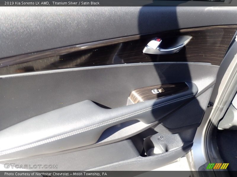 Titanium Silver / Satin Black 2019 Kia Sorento LX AWD