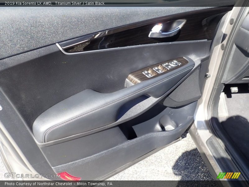 Titanium Silver / Satin Black 2019 Kia Sorento LX AWD