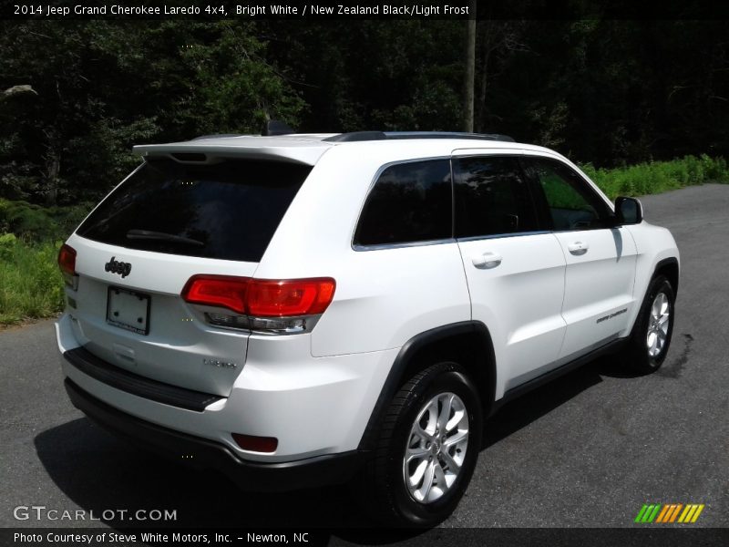 Bright White / New Zealand Black/Light Frost 2014 Jeep Grand Cherokee Laredo 4x4