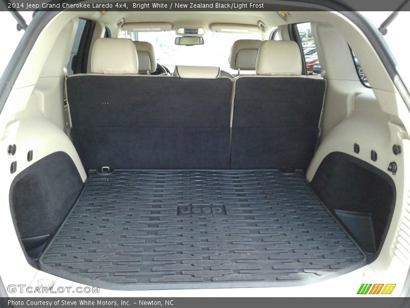 Bright White / New Zealand Black/Light Frost 2014 Jeep Grand Cherokee Laredo 4x4