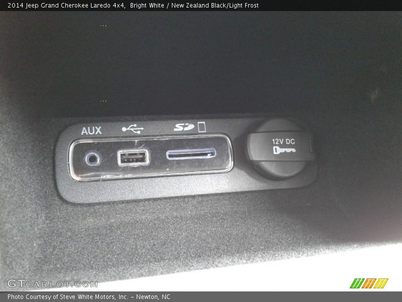 Bright White / New Zealand Black/Light Frost 2014 Jeep Grand Cherokee Laredo 4x4