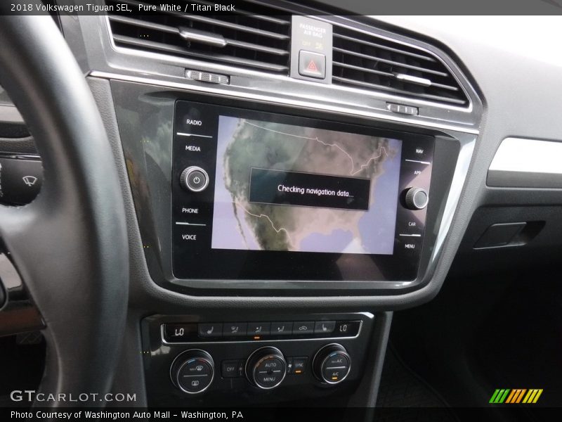 Pure White / Titan Black 2018 Volkswagen Tiguan SEL