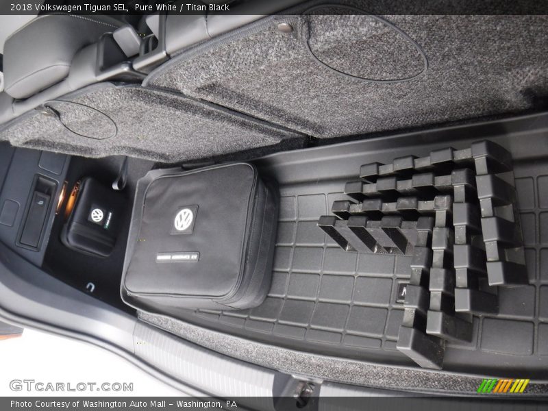 Pure White / Titan Black 2018 Volkswagen Tiguan SEL