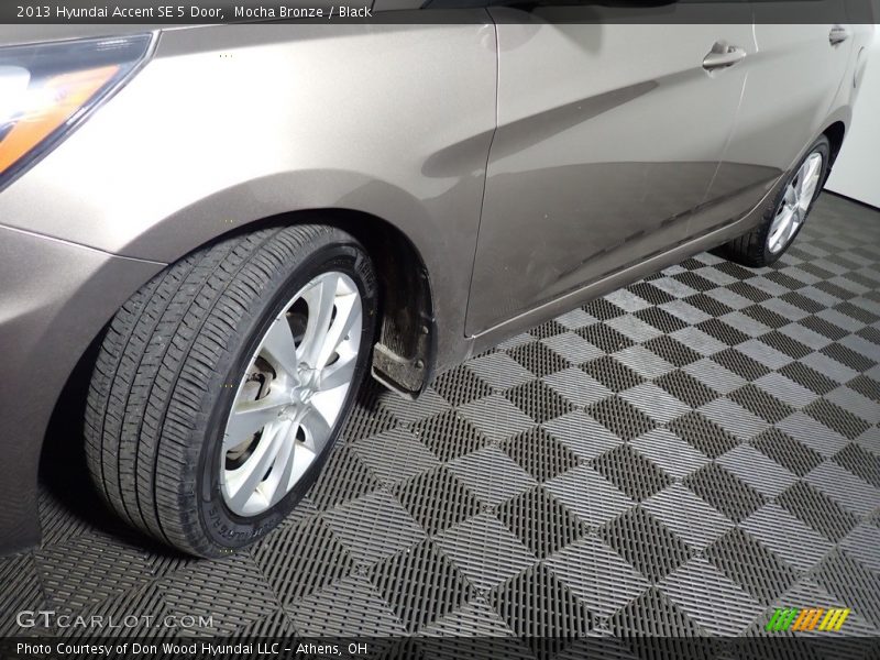 Mocha Bronze / Black 2013 Hyundai Accent SE 5 Door
