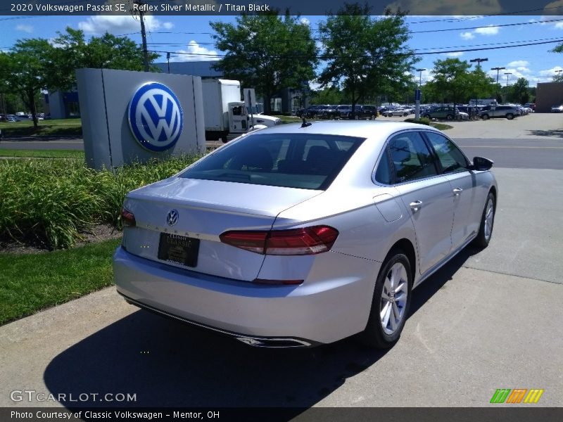Reflex Silver Metallic / Titan Black 2020 Volkswagen Passat SE