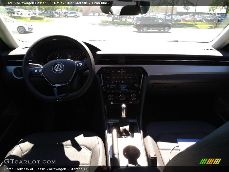 Reflex Silver Metallic / Titan Black 2020 Volkswagen Passat SE