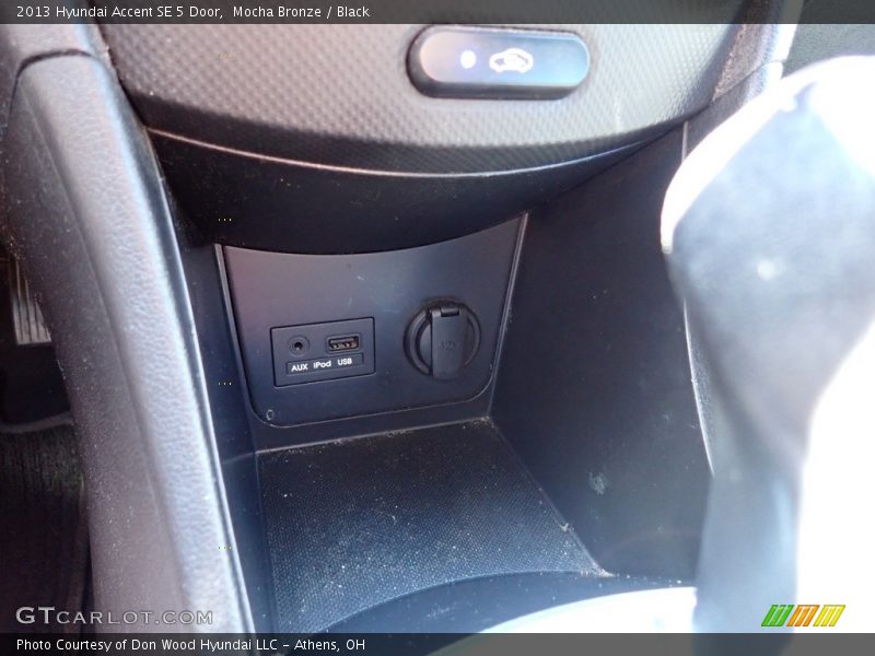 Mocha Bronze / Black 2013 Hyundai Accent SE 5 Door