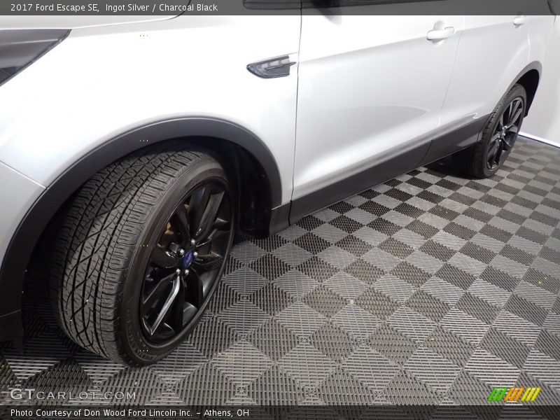 Ingot Silver / Charcoal Black 2017 Ford Escape SE