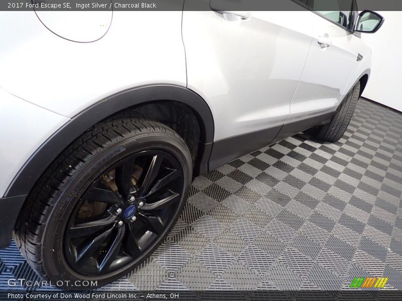Ingot Silver / Charcoal Black 2017 Ford Escape SE