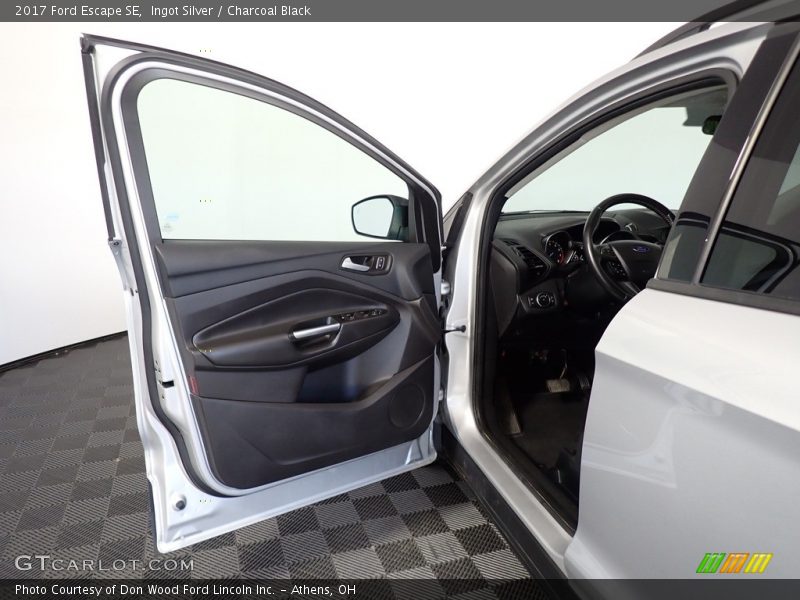Ingot Silver / Charcoal Black 2017 Ford Escape SE