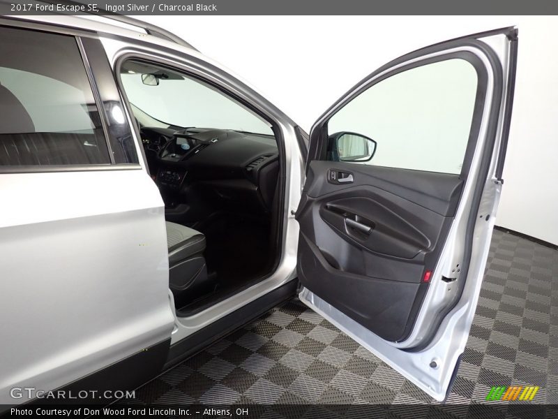 Ingot Silver / Charcoal Black 2017 Ford Escape SE