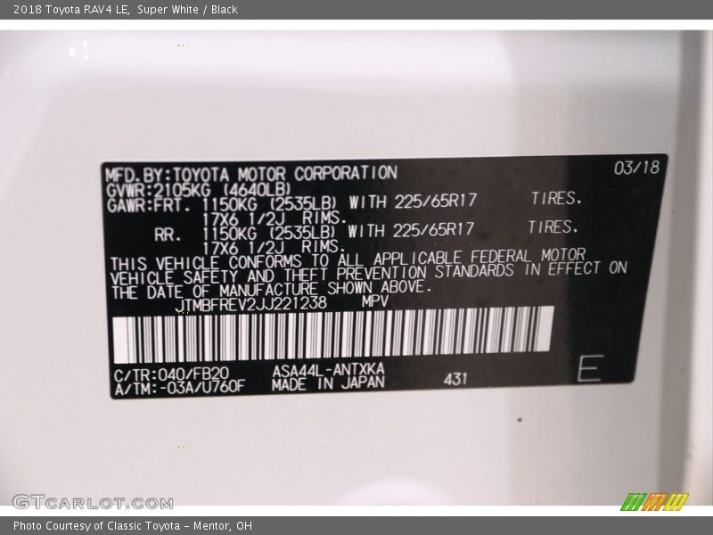 Super White / Black 2018 Toyota RAV4 LE