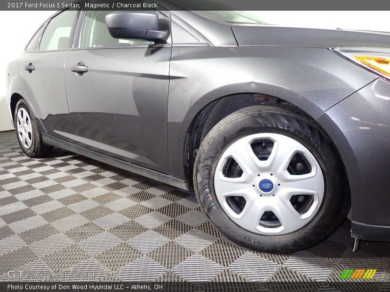 Magnetic / Charcoal Black 2017 Ford Focus S Sedan