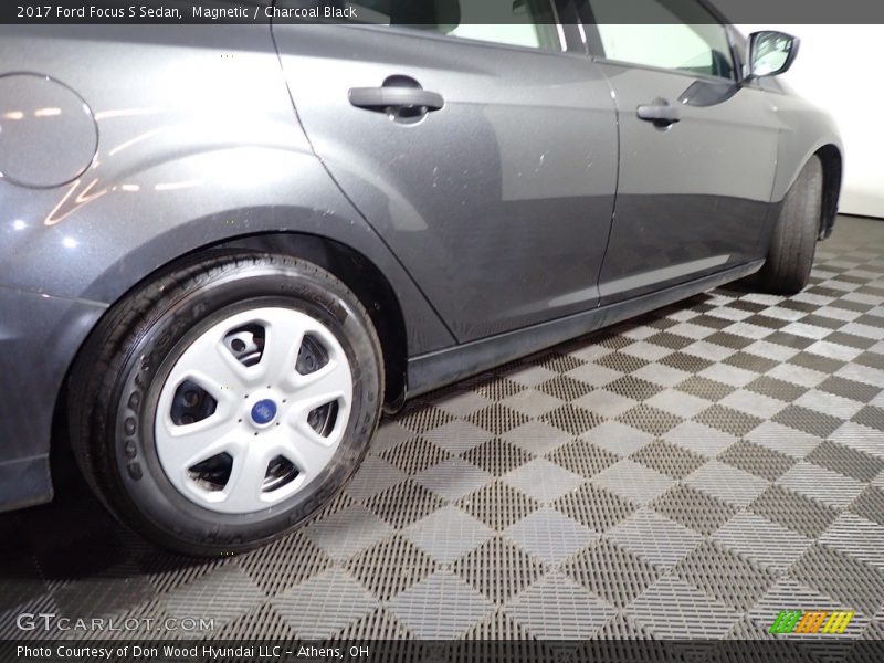 Magnetic / Charcoal Black 2017 Ford Focus S Sedan