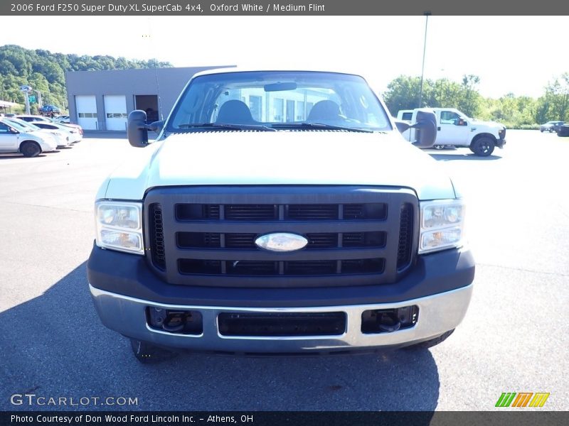 Oxford White / Medium Flint 2006 Ford F250 Super Duty XL SuperCab 4x4