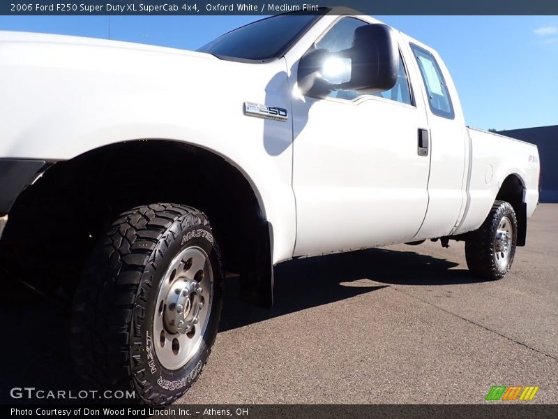Oxford White / Medium Flint 2006 Ford F250 Super Duty XL SuperCab 4x4