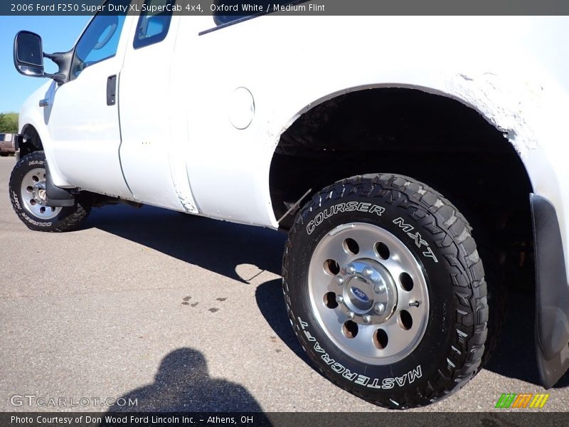 Oxford White / Medium Flint 2006 Ford F250 Super Duty XL SuperCab 4x4