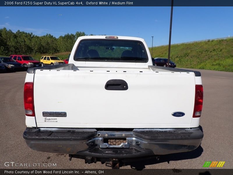 Oxford White / Medium Flint 2006 Ford F250 Super Duty XL SuperCab 4x4
