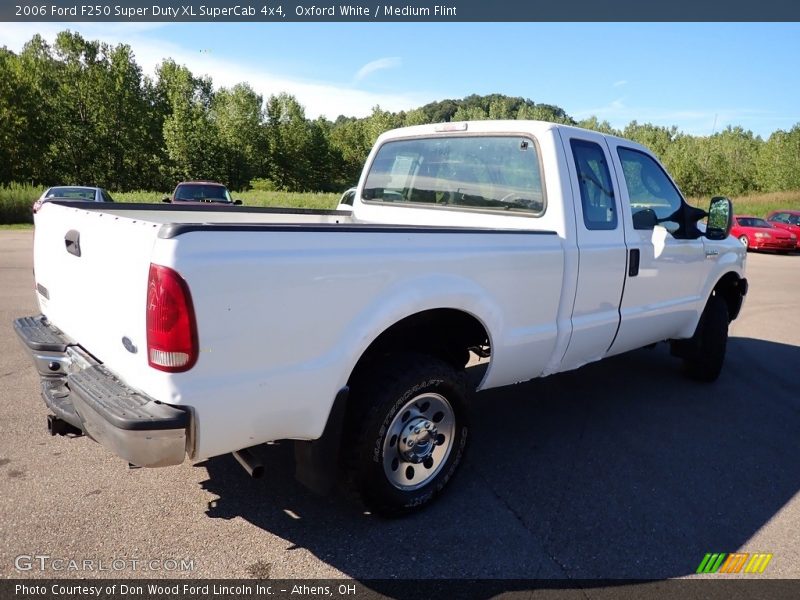 Oxford White / Medium Flint 2006 Ford F250 Super Duty XL SuperCab 4x4