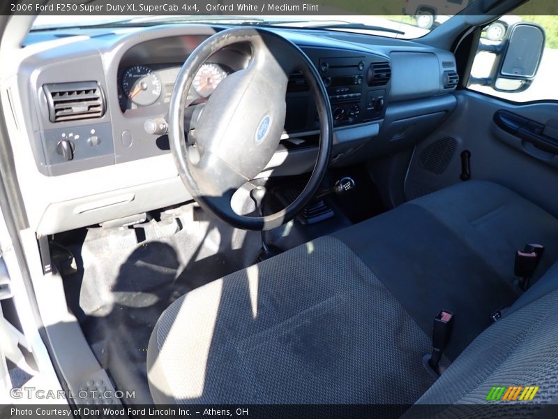 Oxford White / Medium Flint 2006 Ford F250 Super Duty XL SuperCab 4x4