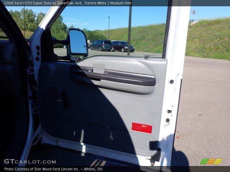 Oxford White / Medium Flint 2006 Ford F250 Super Duty XL SuperCab 4x4