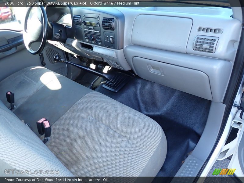 Oxford White / Medium Flint 2006 Ford F250 Super Duty XL SuperCab 4x4