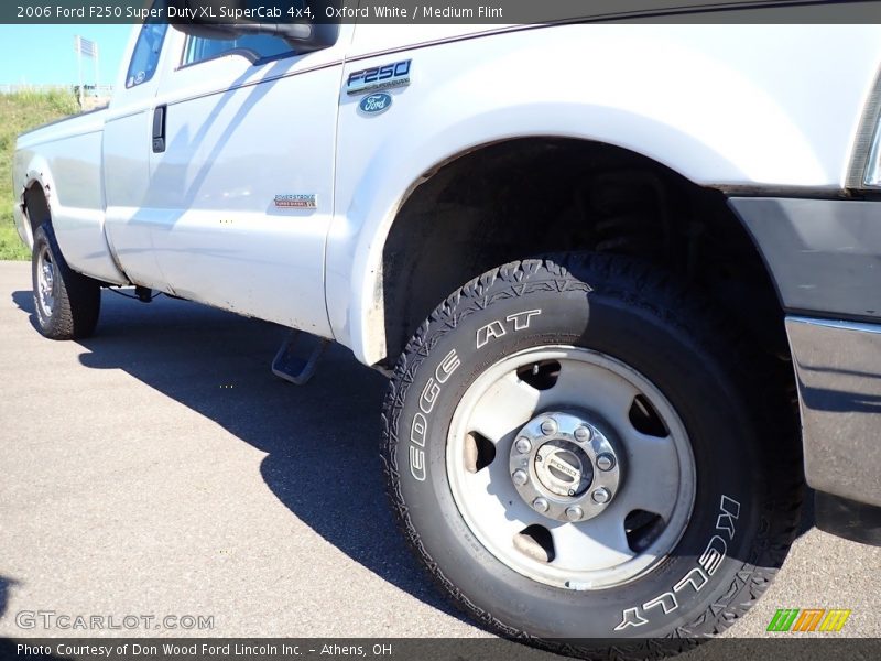 Oxford White / Medium Flint 2006 Ford F250 Super Duty XL SuperCab 4x4