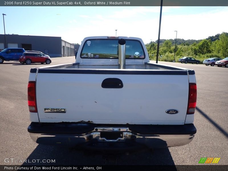 Oxford White / Medium Flint 2006 Ford F250 Super Duty XL SuperCab 4x4