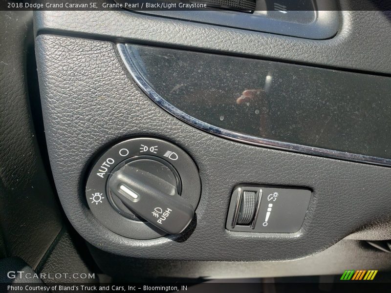 Granite Pearl / Black/Light Graystone 2018 Dodge Grand Caravan SE