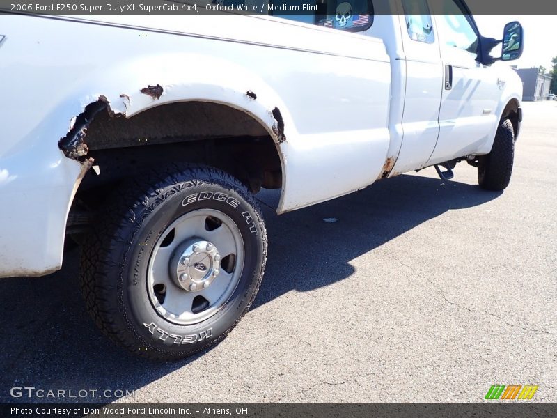 Oxford White / Medium Flint 2006 Ford F250 Super Duty XL SuperCab 4x4