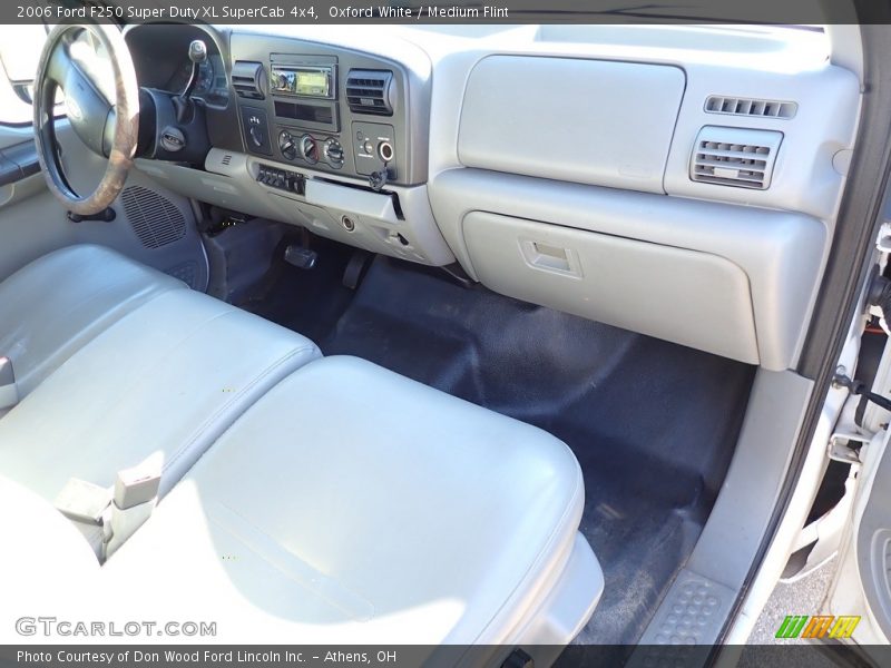 Oxford White / Medium Flint 2006 Ford F250 Super Duty XL SuperCab 4x4