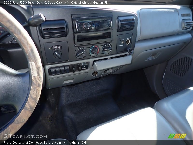 Oxford White / Medium Flint 2006 Ford F250 Super Duty XL SuperCab 4x4