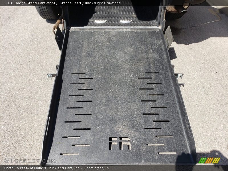 Granite Pearl / Black/Light Graystone 2018 Dodge Grand Caravan SE