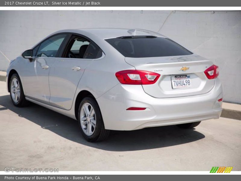 Silver Ice Metallic / Jet Black 2017 Chevrolet Cruze LT