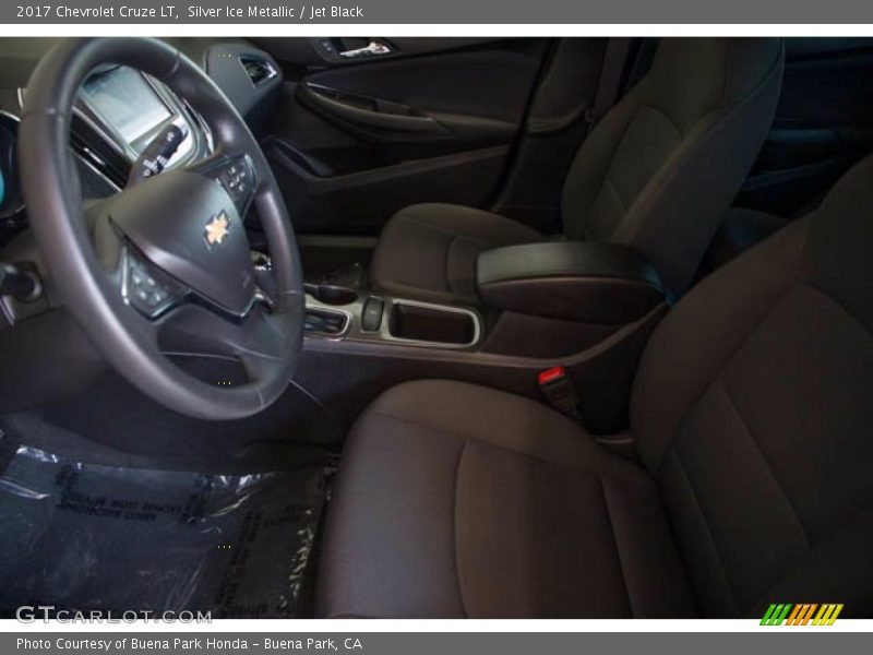 Silver Ice Metallic / Jet Black 2017 Chevrolet Cruze LT
