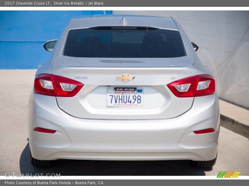 Silver Ice Metallic / Jet Black 2017 Chevrolet Cruze LT