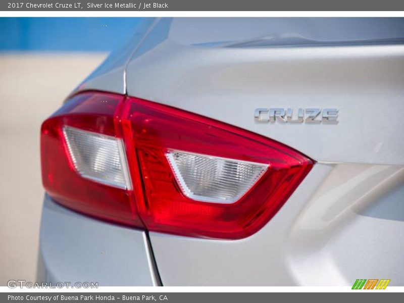 Silver Ice Metallic / Jet Black 2017 Chevrolet Cruze LT