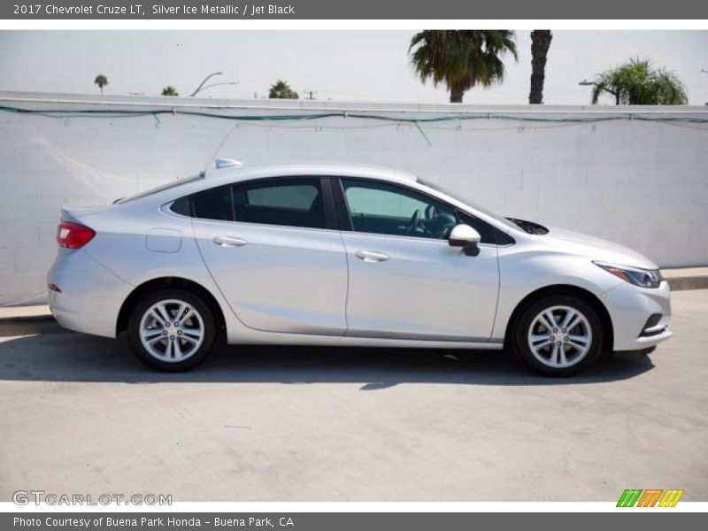 Silver Ice Metallic / Jet Black 2017 Chevrolet Cruze LT