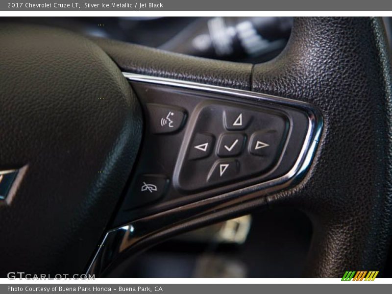 Silver Ice Metallic / Jet Black 2017 Chevrolet Cruze LT