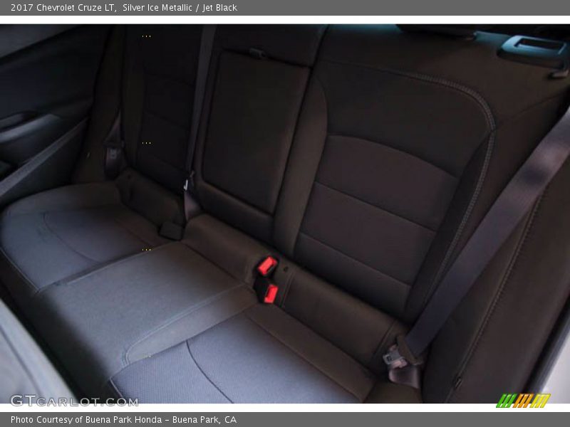 Silver Ice Metallic / Jet Black 2017 Chevrolet Cruze LT