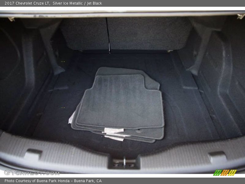Silver Ice Metallic / Jet Black 2017 Chevrolet Cruze LT