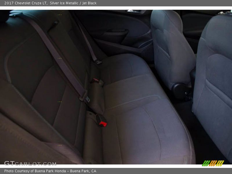 Silver Ice Metallic / Jet Black 2017 Chevrolet Cruze LT