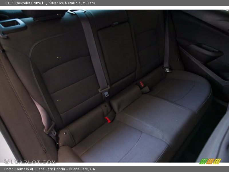 Silver Ice Metallic / Jet Black 2017 Chevrolet Cruze LT