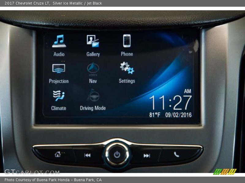 Silver Ice Metallic / Jet Black 2017 Chevrolet Cruze LT