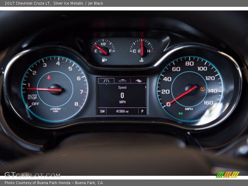 Silver Ice Metallic / Jet Black 2017 Chevrolet Cruze LT